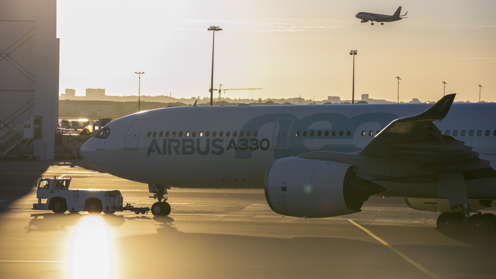 Avion Airbus sur le tarmac au coucher du soleil