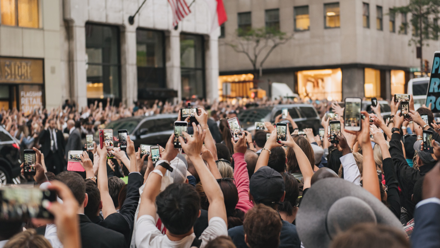 Una calle concurrida en Nueva York durante la llegada del Papa. La multitud lleva sus teléfonos móviles para tomar fotos.