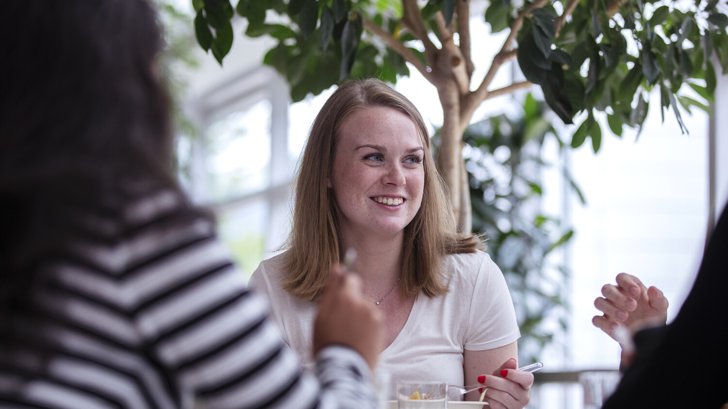 Hanna eating lunch with co-workers