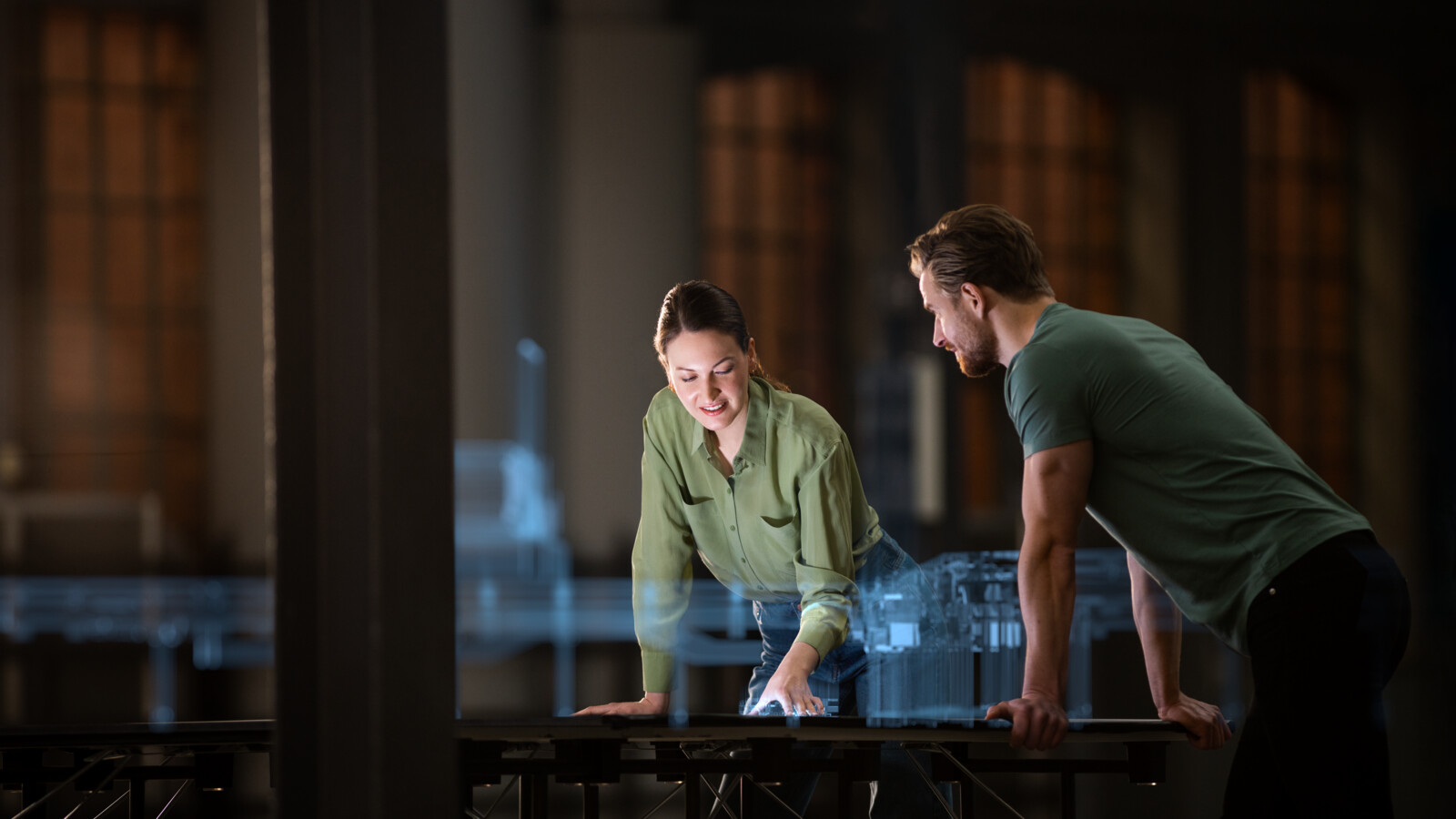 ドローンを使って夜の都市の交通を見守る男性