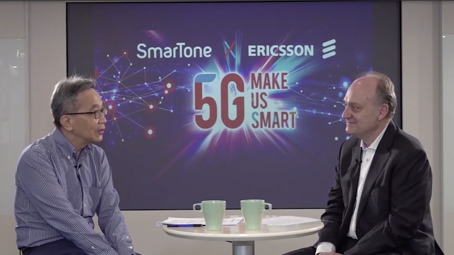 Deploying 4g 5g spectrum sharing smartone