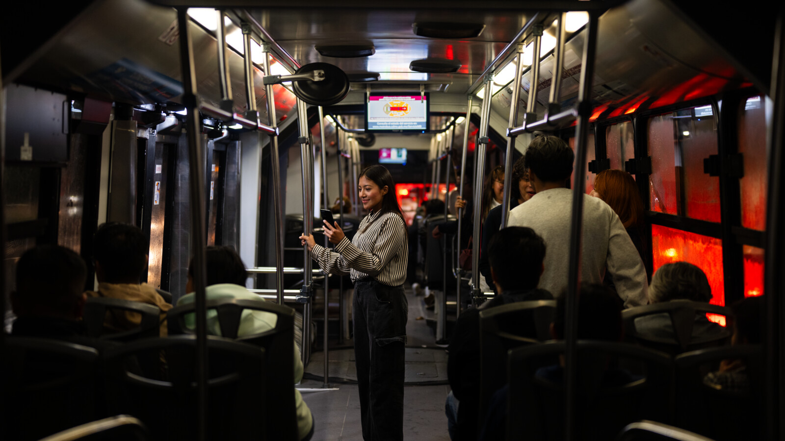 大眾運輸工具上的一名女子