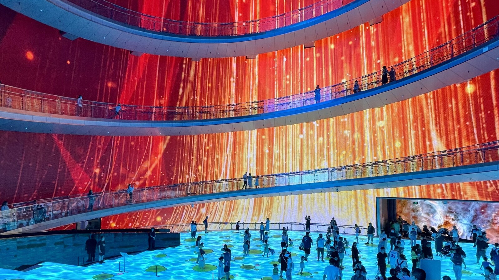 Exhibition with dynamic LED screens