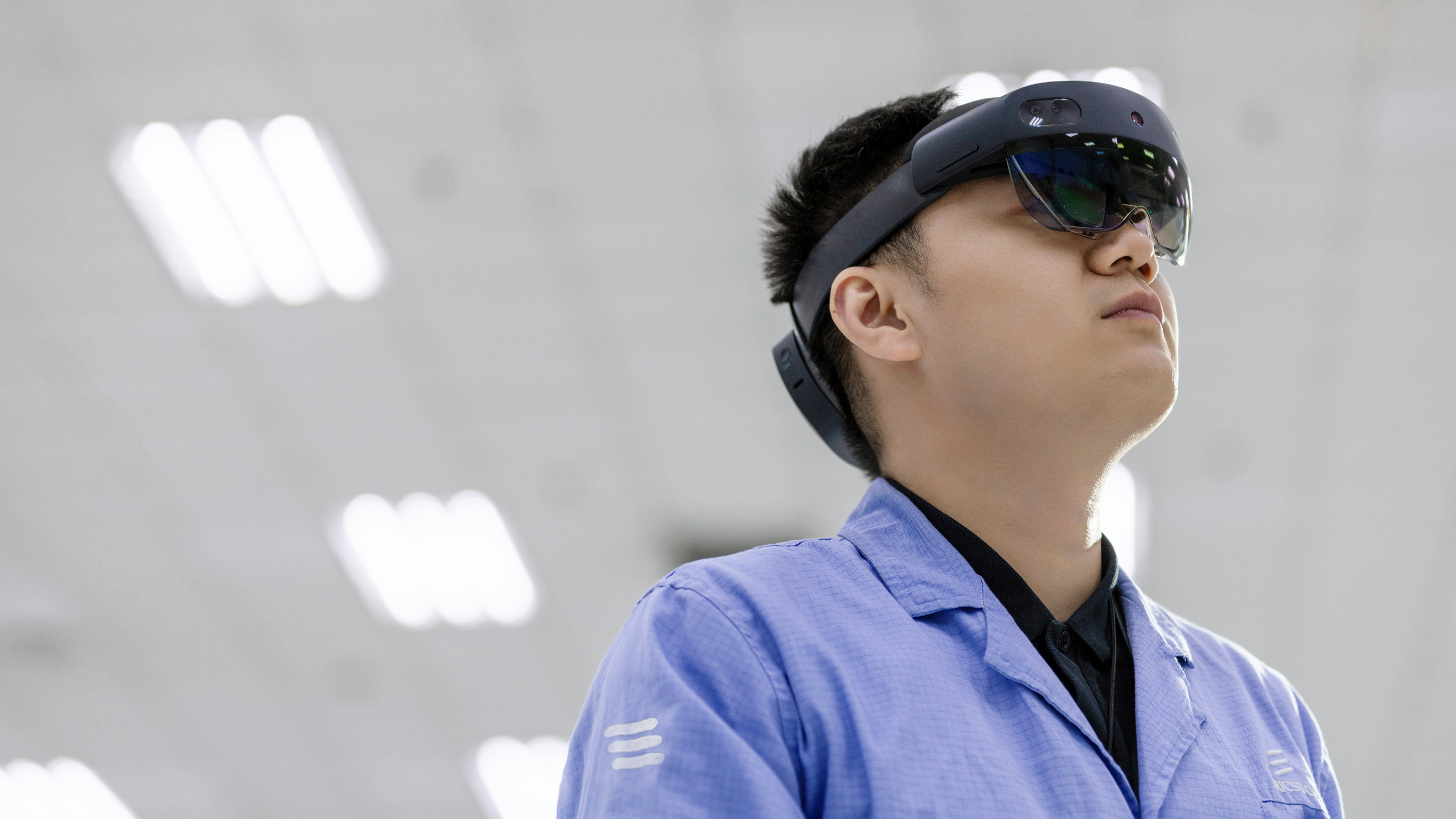 AR ゴーグルを持つ男性 - 5G ファクトリー南京