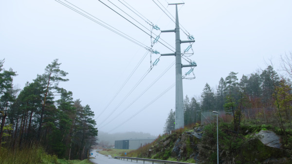PGE officials signing contract.