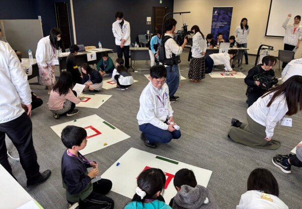 ロボット教育プログラム「Connect to Learn：デジタルラボ・プログラム」の様子