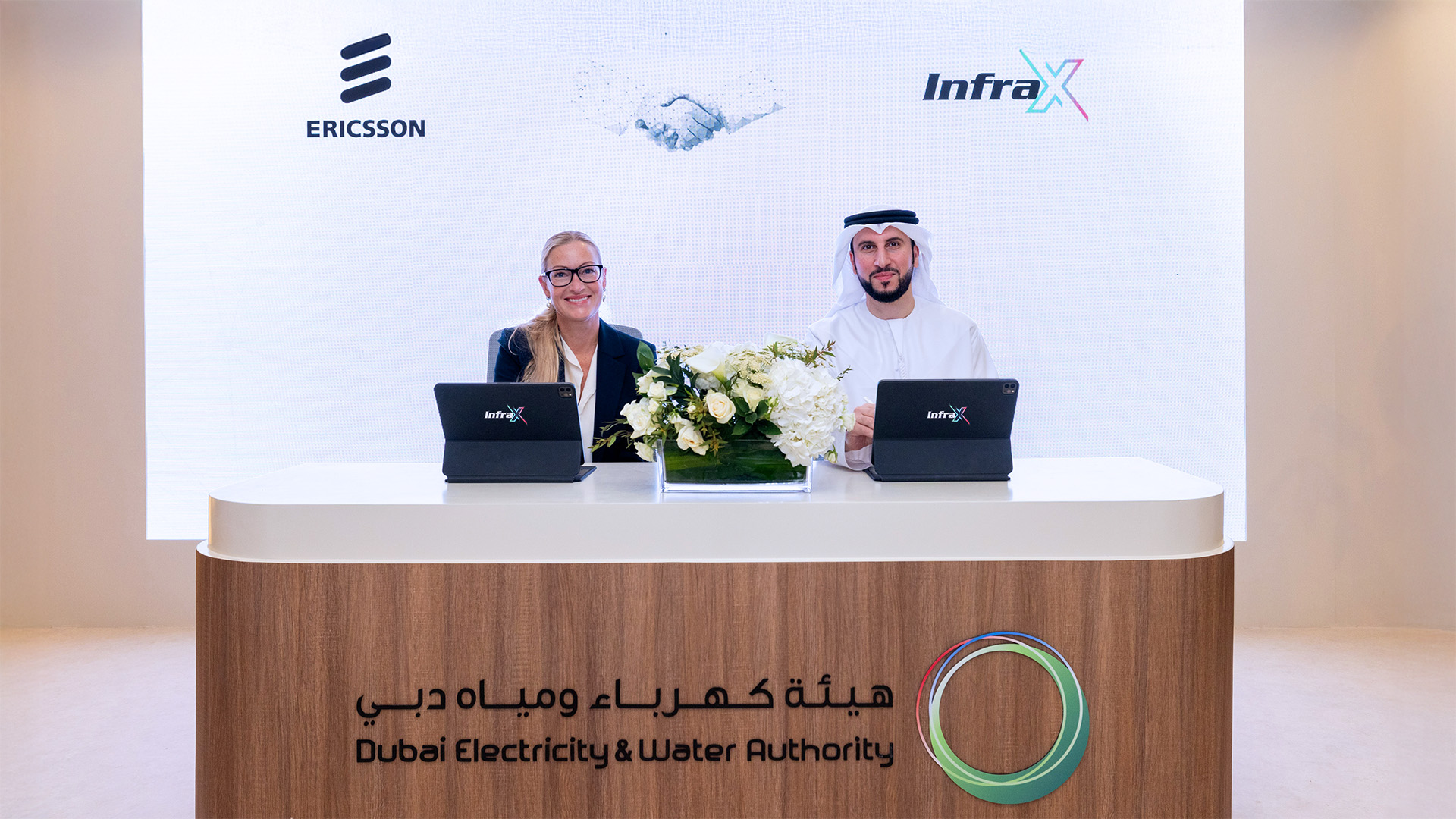 قادة إنفرا إكس وإريكسون يوقعون مذكرة تفاهم في معرض جيتكس العالمي 2025 لتطوير المرافق الذكية في دولة الإمارات العربية المتحدة