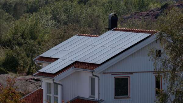 Smart house with IoT solar panels