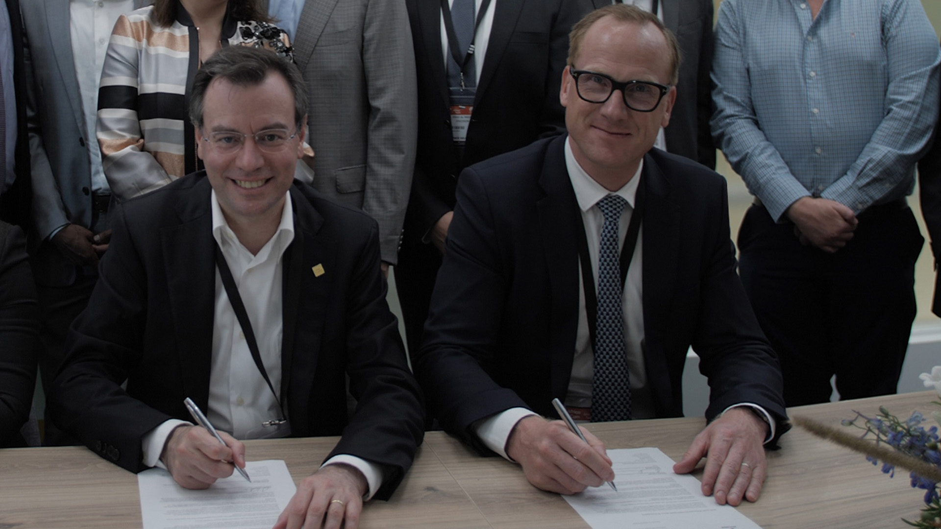 Giovanni Chiarelli, CTIO MTN South Africa and Nicolas Blixell, VP, Ericsson Middle East and Africa, sign the contract