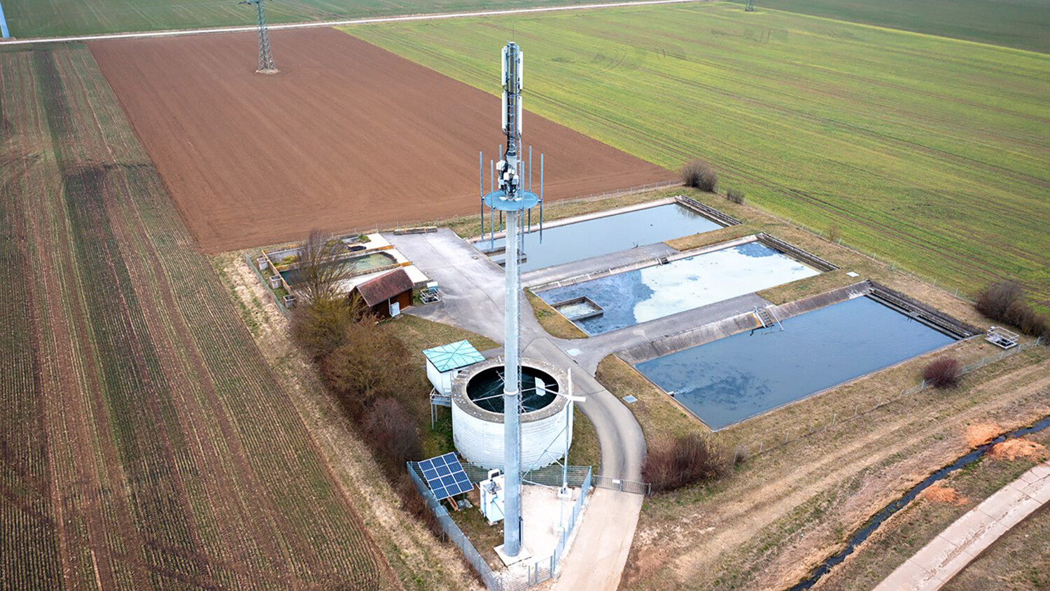 mobile broadband site with renewable energy