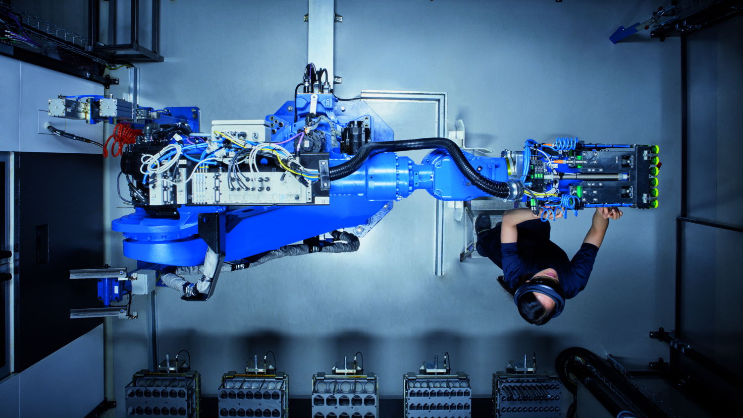 Developing the smart manufacturing market - Ericsson Mobility Report 2018