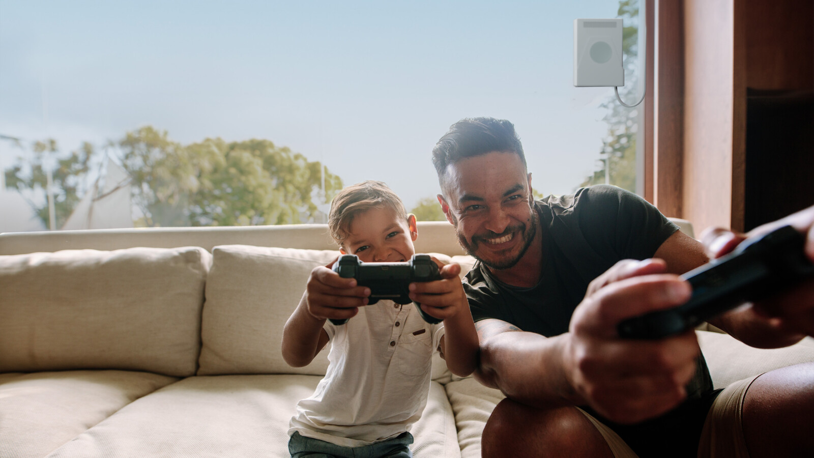 父子倆在沙發上玩遊戲。