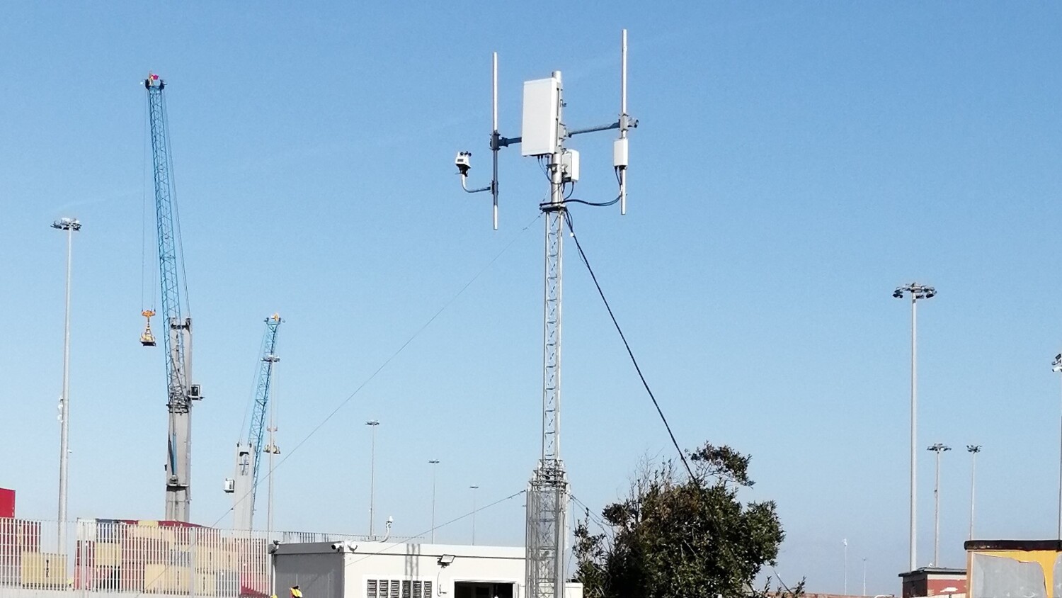 The Port of Livorno uses non-standalone 5G NR architecture which supports LTE