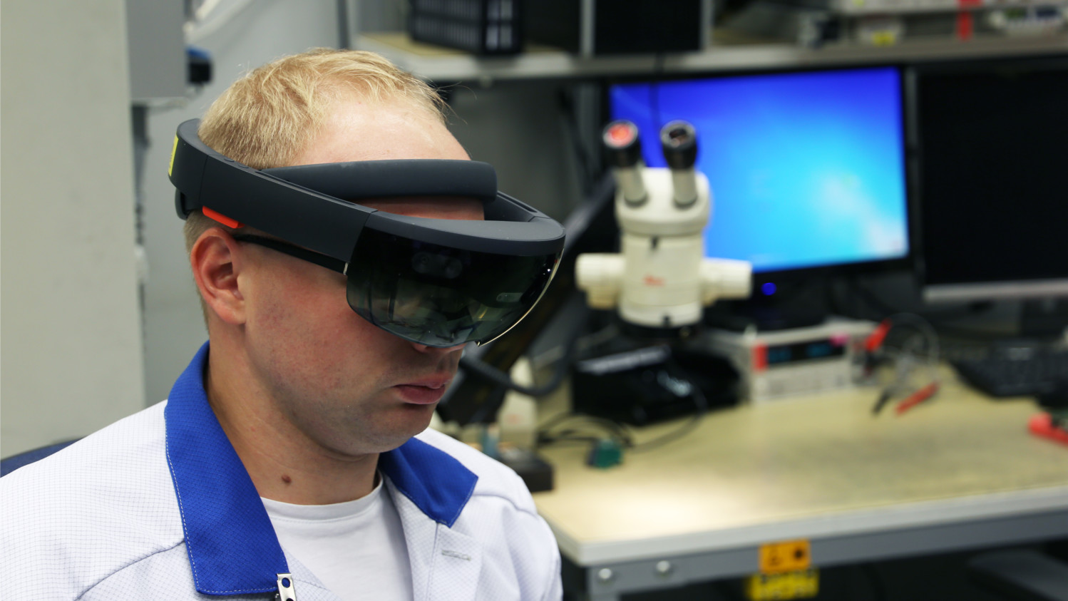 In the digital factory personnel use for example VR-goggles to carry out their work.